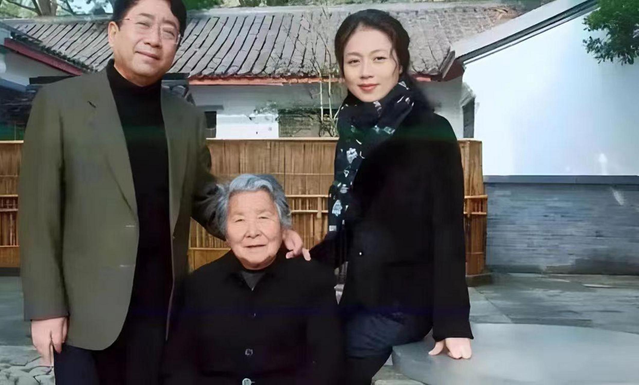 1992年,李红在给丈夫余秋雨整理衣服时,发现了一封情书,她假装什么也