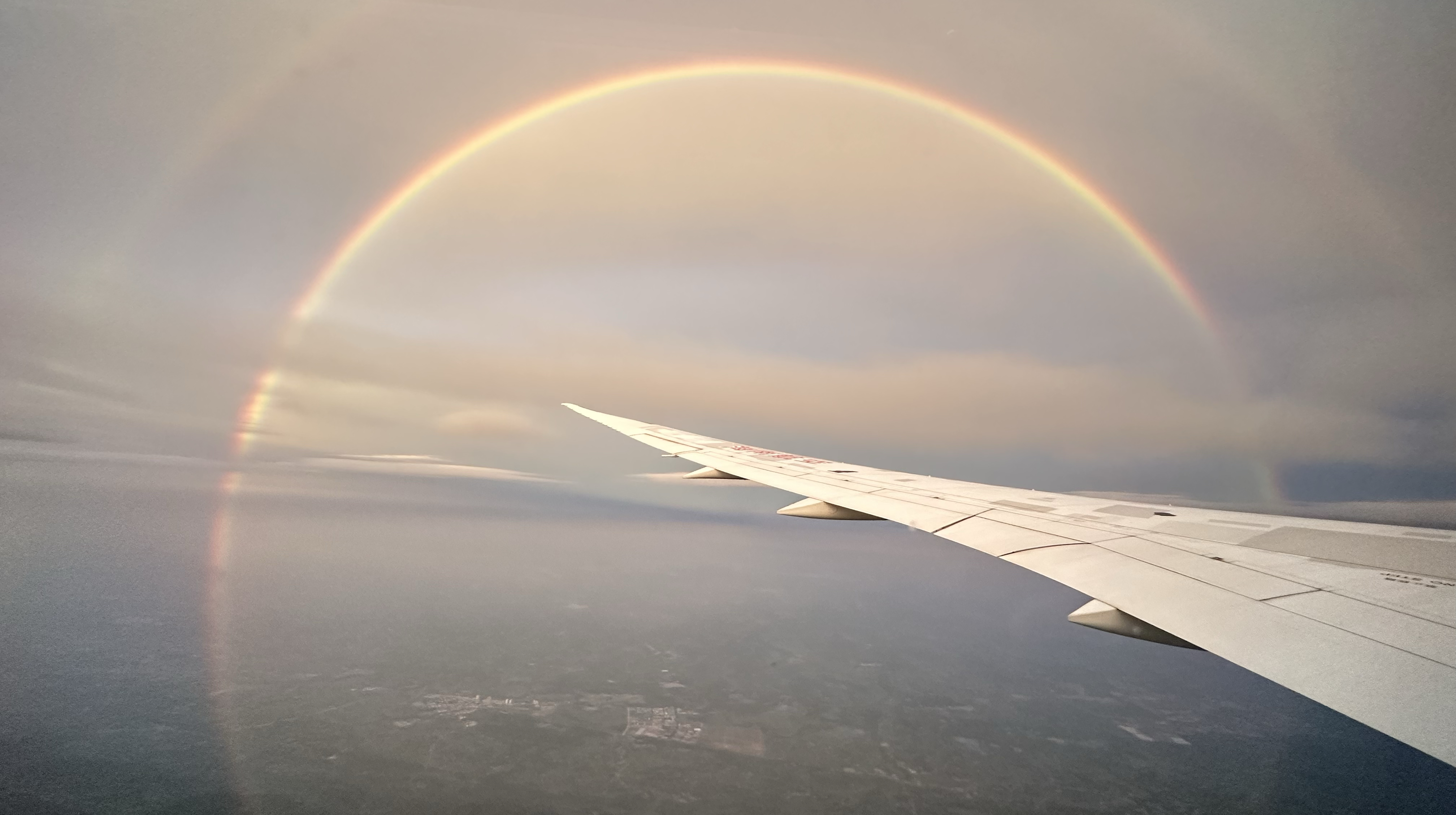 你坐飞机在高空平视看见过彩虹吗?我见了