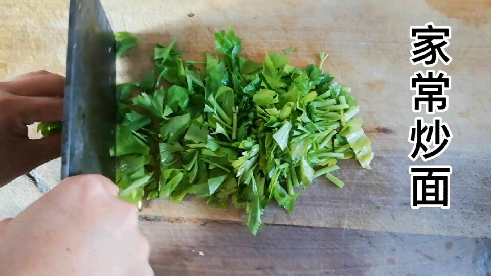小蕊用凉面给家人炒了一锅最家常的炒面,简单又好吃