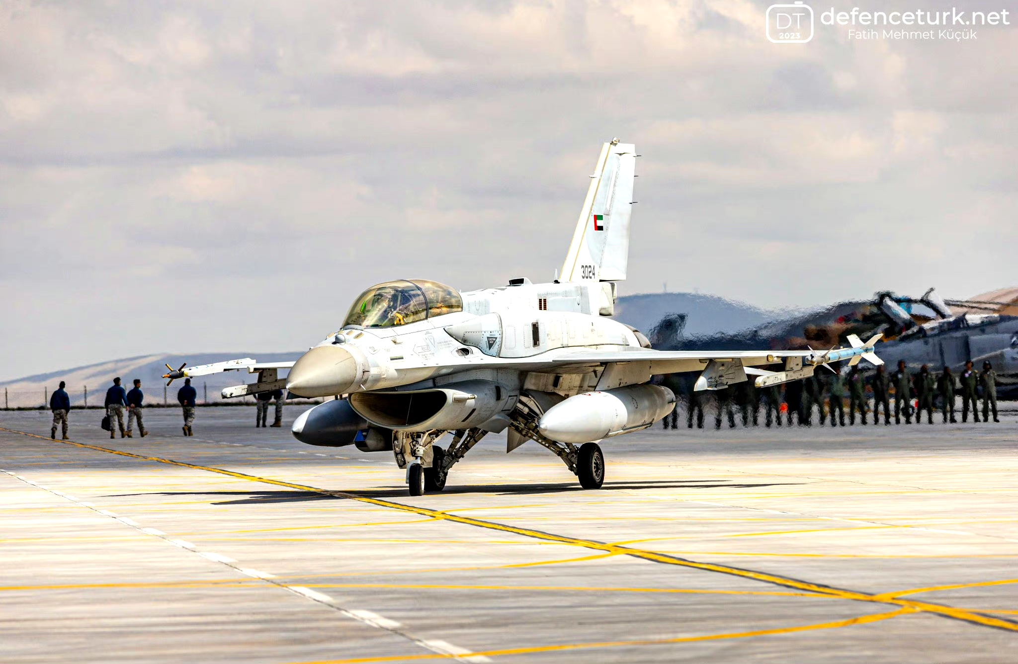 战机欣赏:阿联酋空军 f-16e/f战斗机