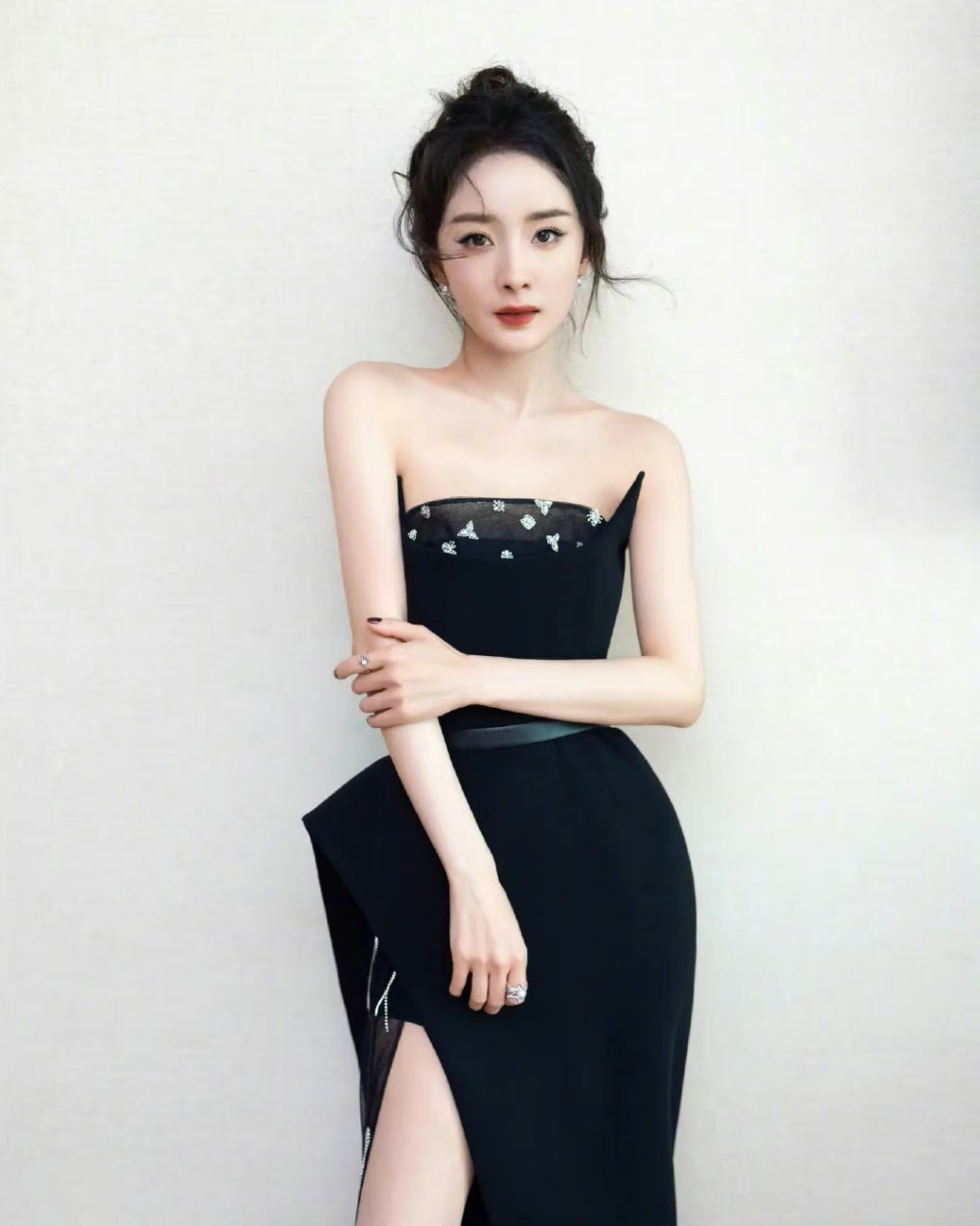 杨幂# 一袭抹胸黑裙,肤白貌美的容颜,白皙细嫩的肩颈线,丰满傲人的