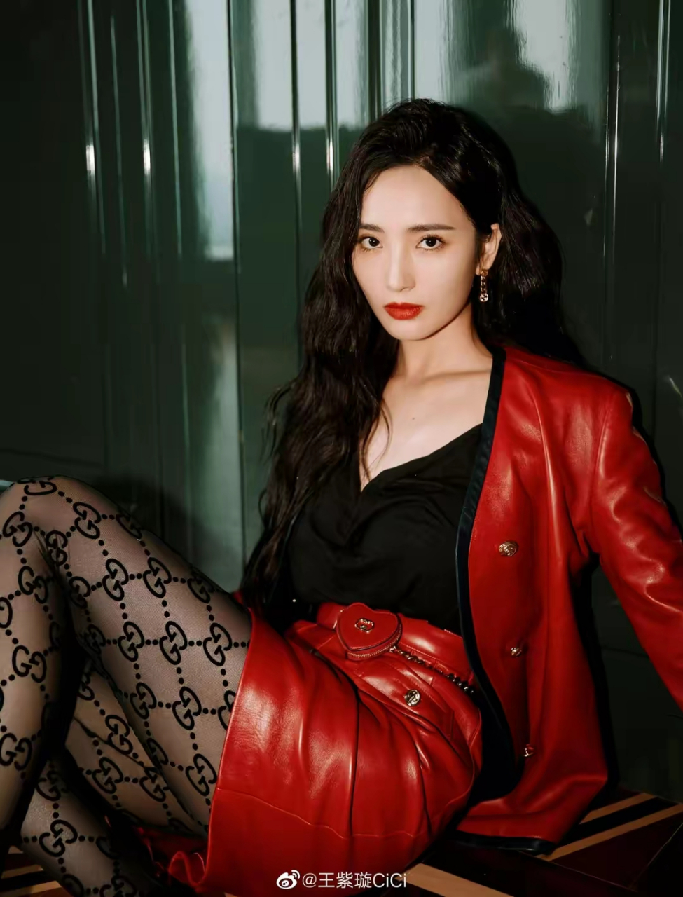 王紫璇写真,身穿红色皮衣,搭同系皮裙,妩媚优雅,俏丽美艳