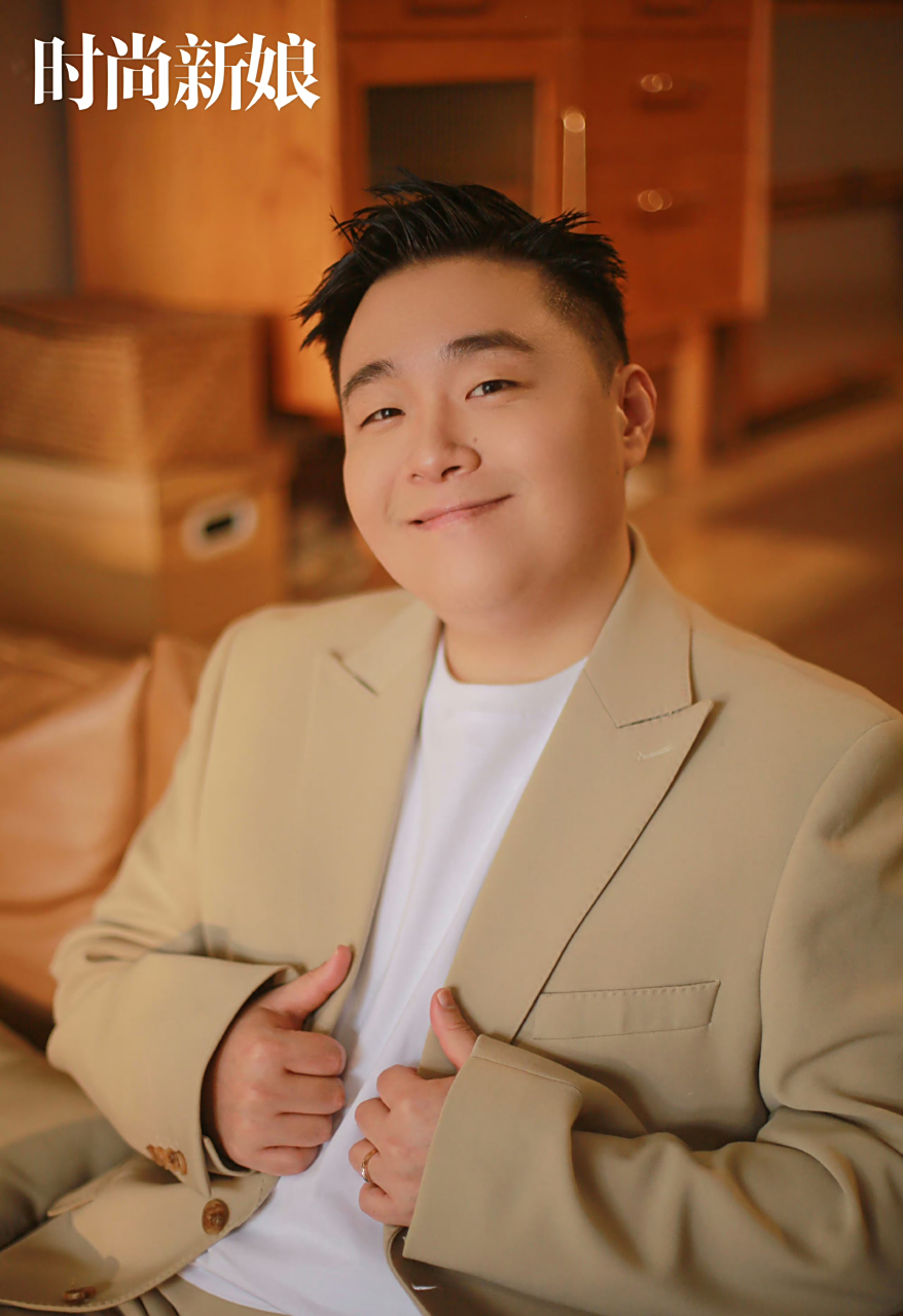 【郝劭文晒婚纱照官宣喜讯】5月13日,33岁的郝劭文