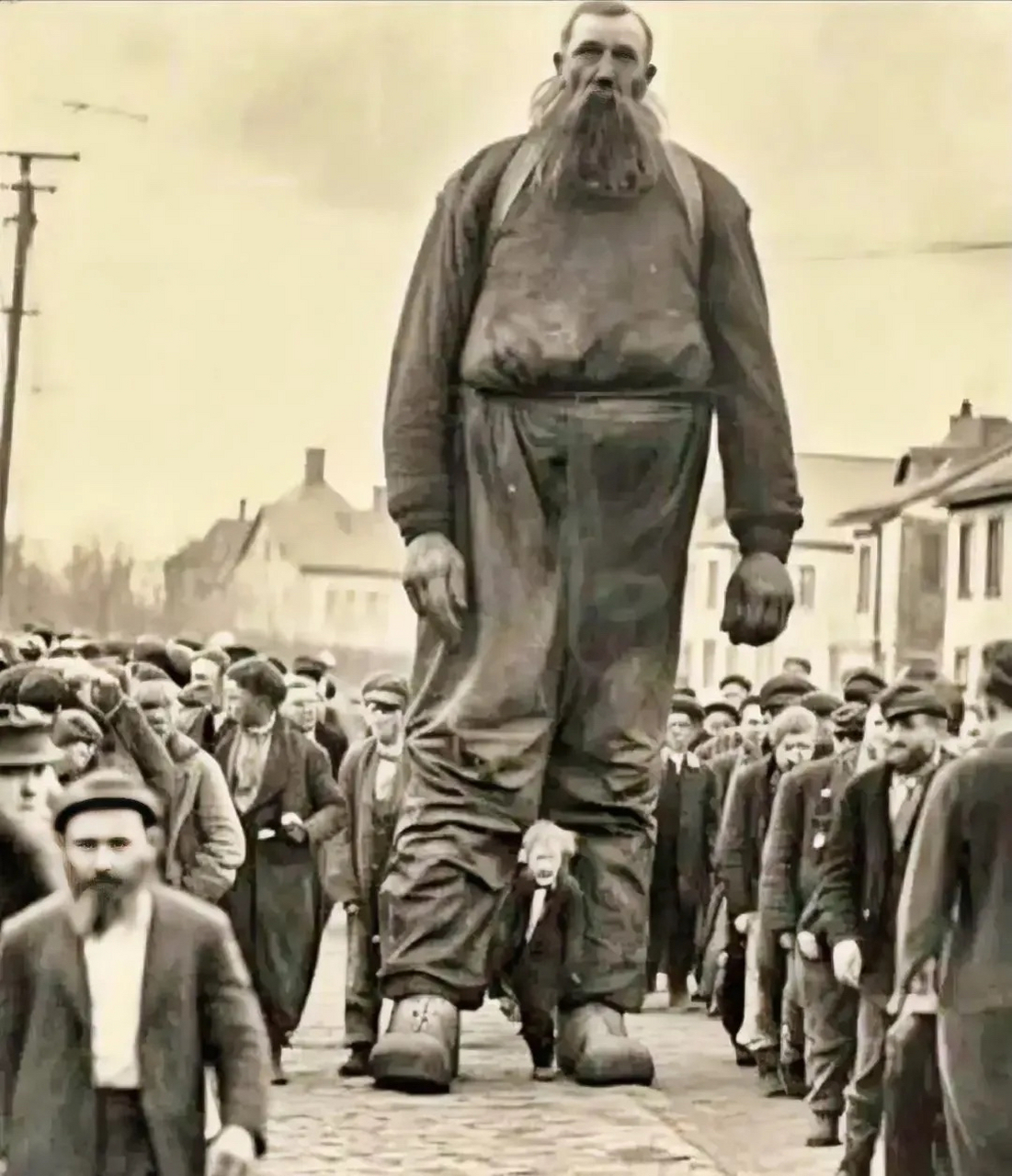 巨型尼安德特人 国外有人发布了这张照片,说是拍摄于1901年左右,还