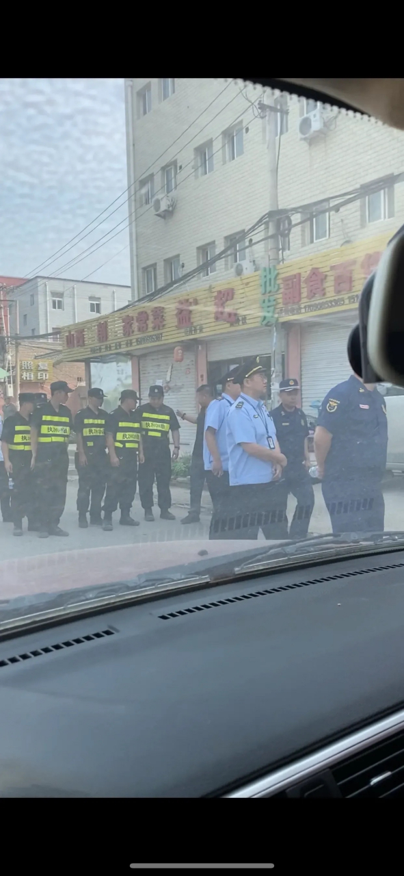 7月21日起,北京市昌平区沙河镇小沙河村的唯一一个大超市被这拨人查封