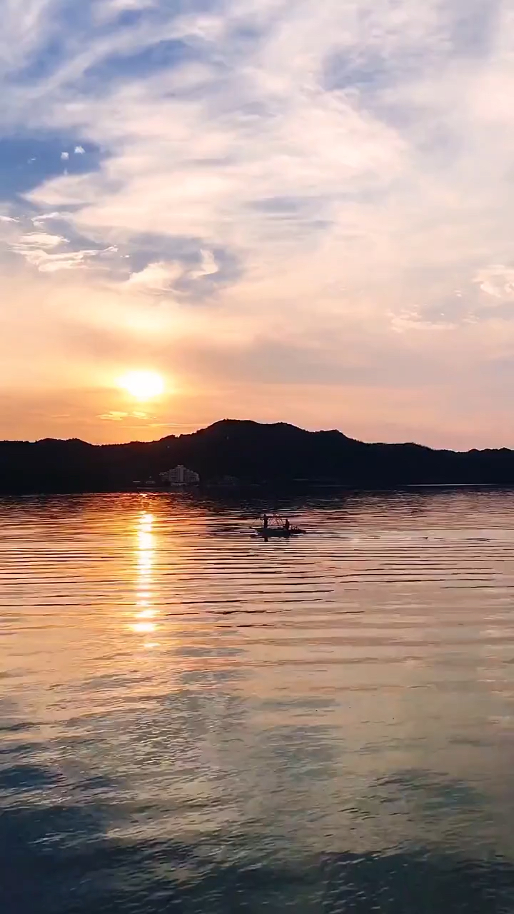 傍晚平静的湖面