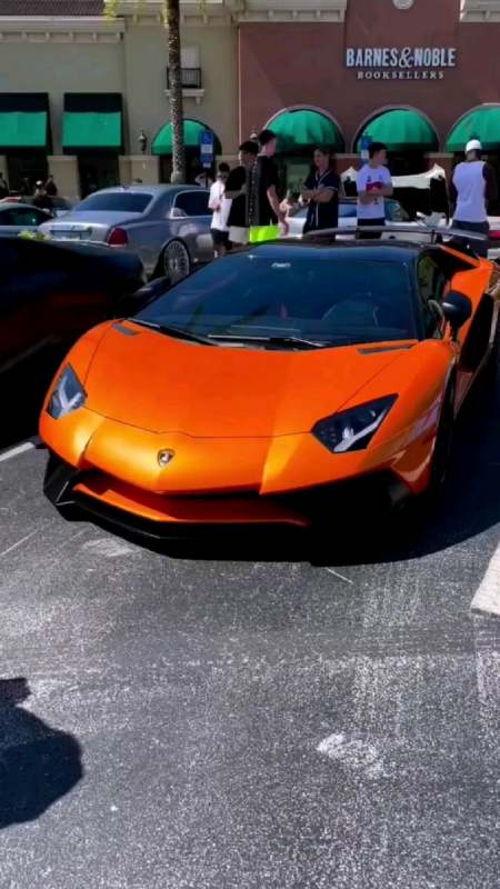 街拍橙色兰博基尼aventador sv-度小视