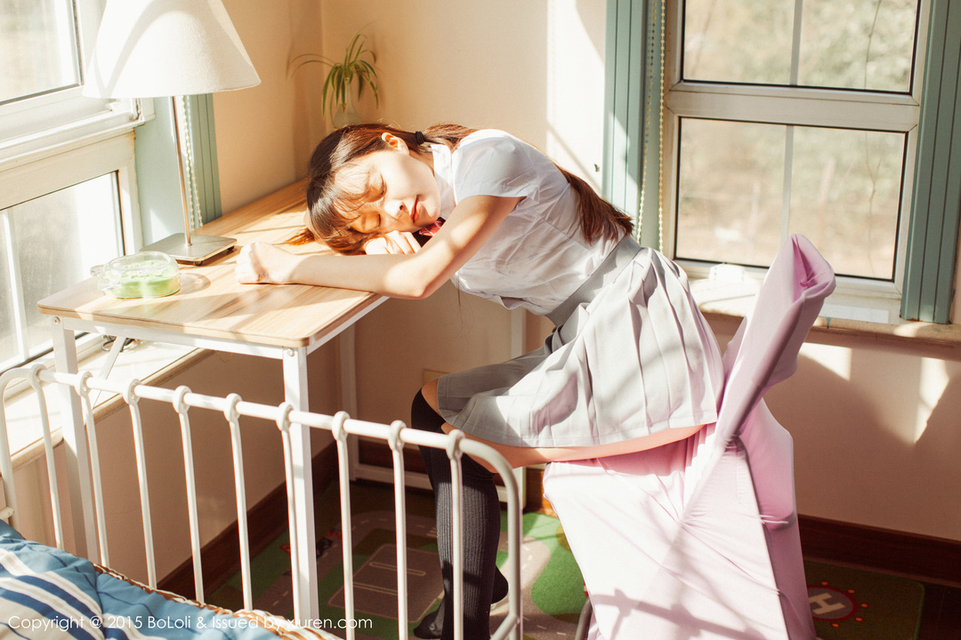 柳侑绮夏日校服自拍《夏末午后》清新笑容,温暖光影,感受时光静好之美