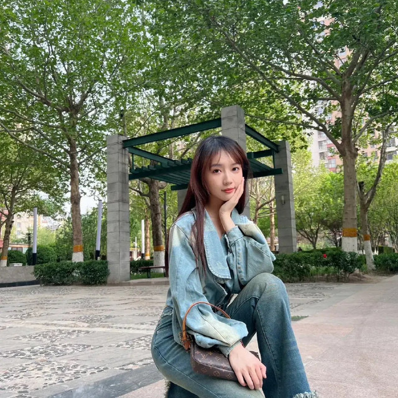 她叫秦牛正威是因为由于父亲姓秦,母亲姓牛,同时她的生肖为虎,正在