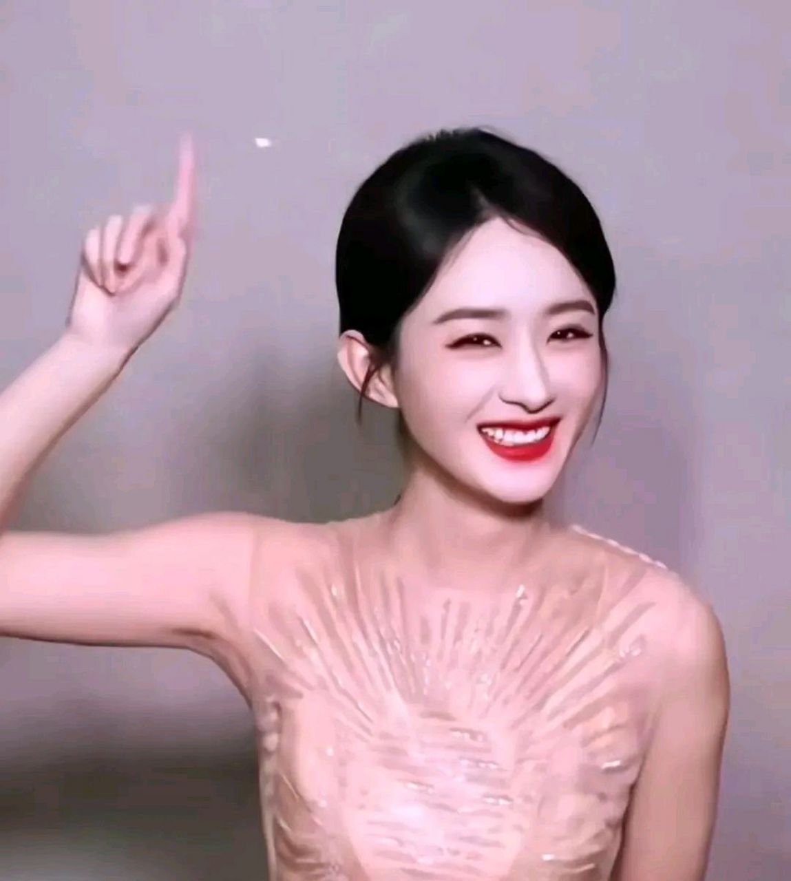 我有赵丽颖icon的表情包,五一快乐!她真的越来越漂亮,越来越年轻.