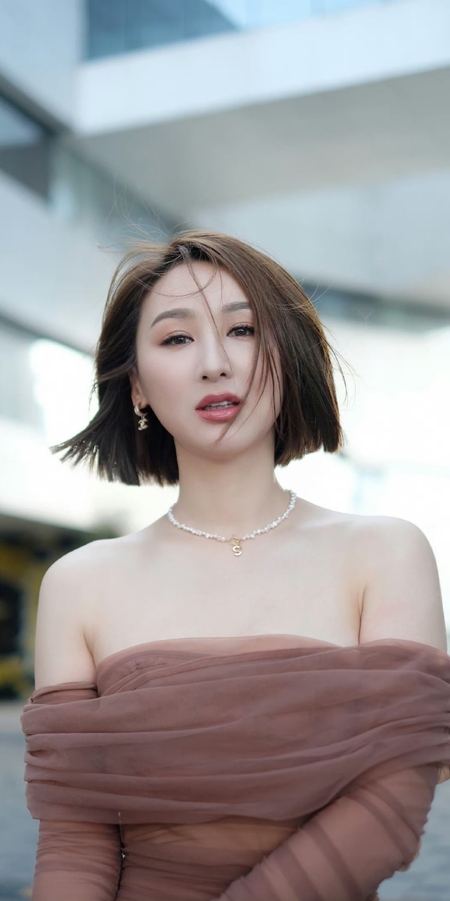高海宁# 干净利落的短发造型,性感的蝴蝶背,柔美迷人