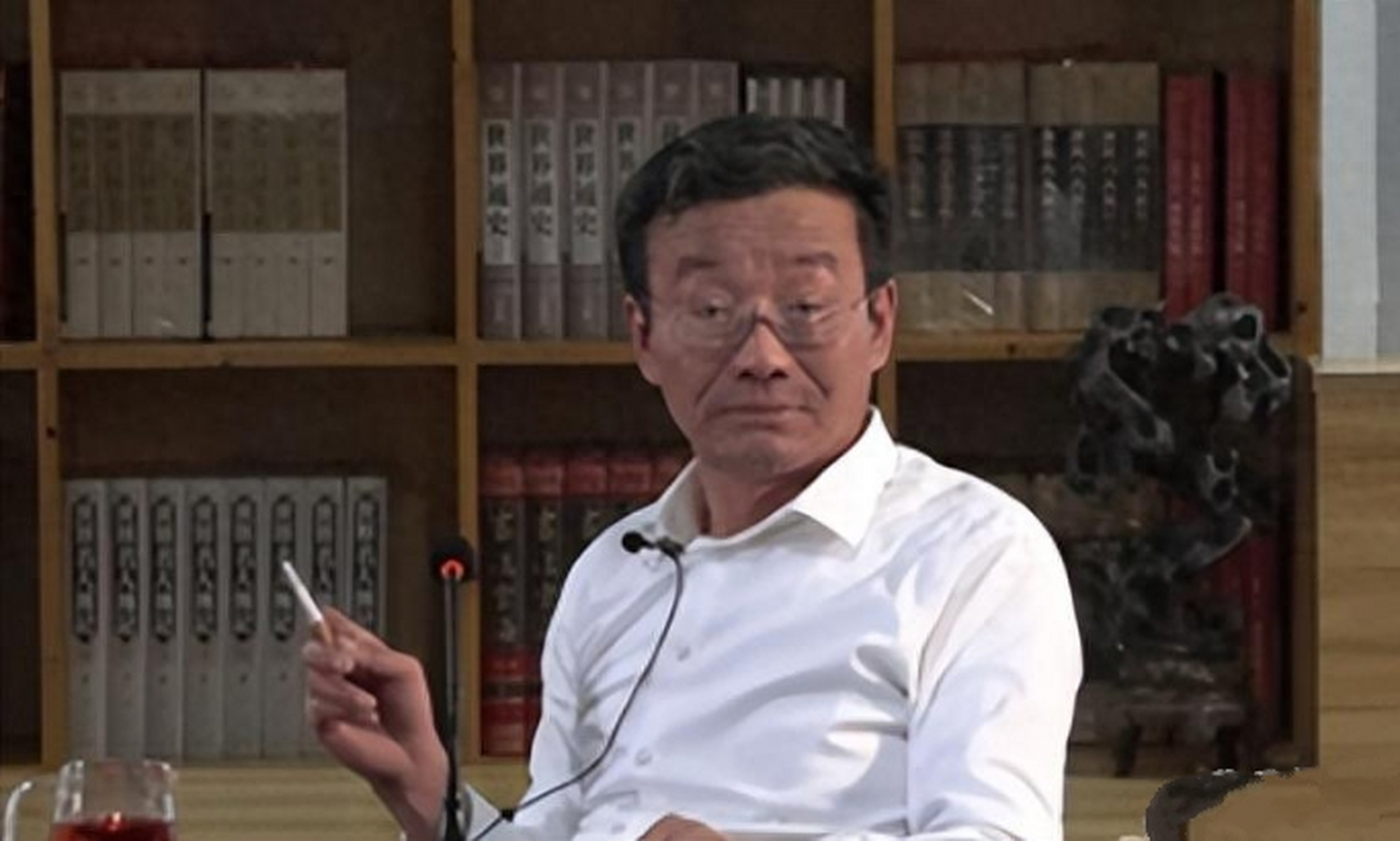 复旦教授王德峰上课吸烟,离经叛道或理解?