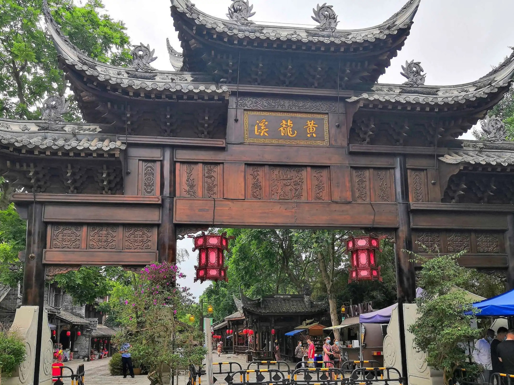 黄龙溪古镇内的景点有很多,像:龙潭广场,古龙寺,三县衙门,千年水码头