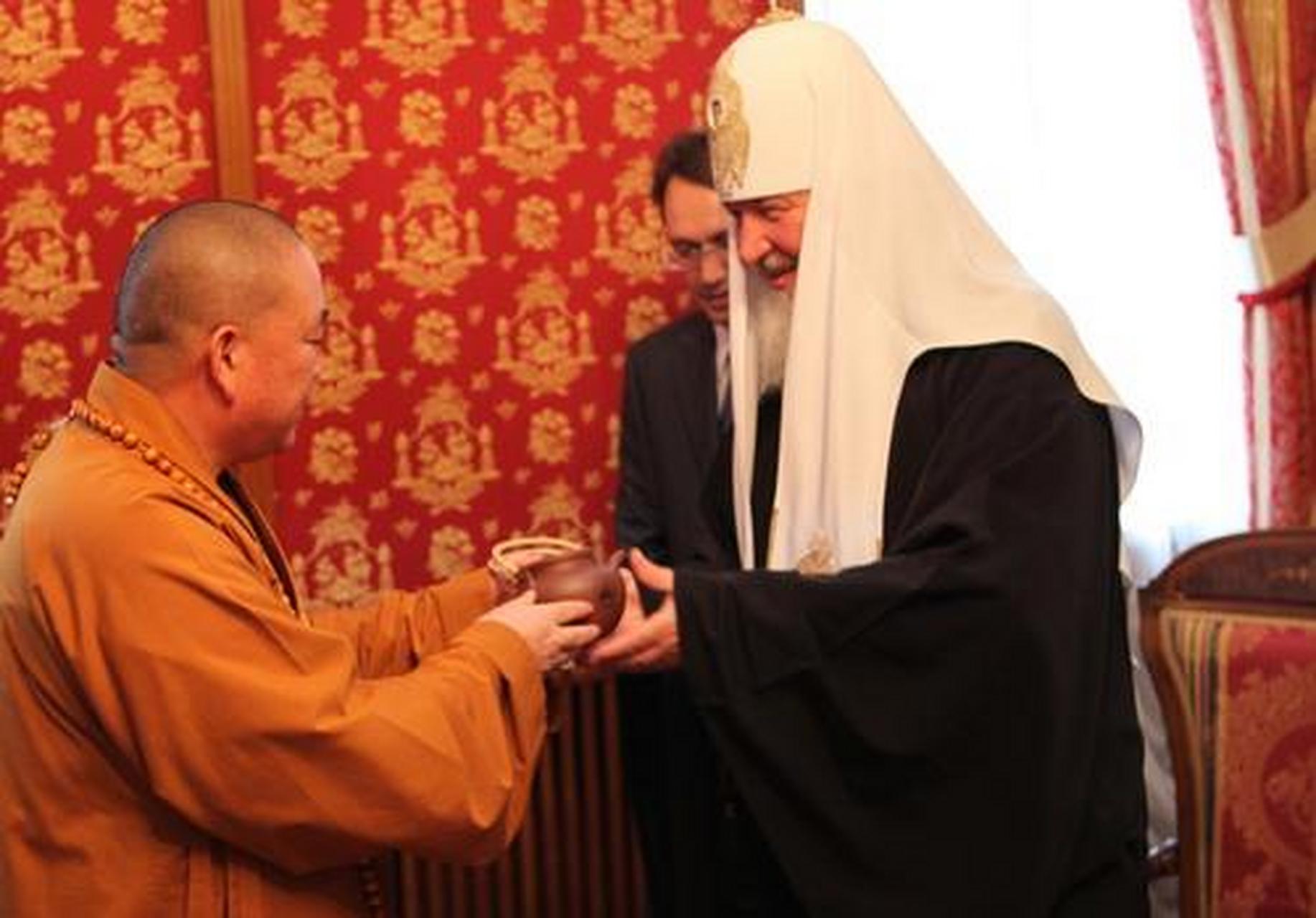 东正教大牧首基里尔一世出生于1946年,少林寺方丈释永信出生于1964年.