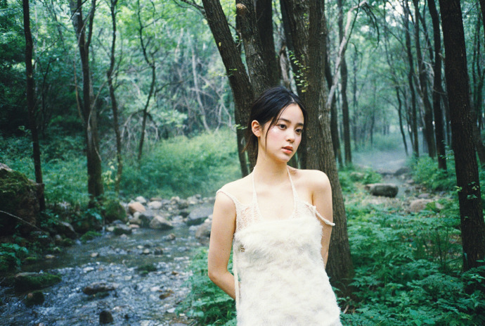 组图：欧阳娜娜林间情绪大片释出 一袭白色吊带裙清新灵动第2张图片