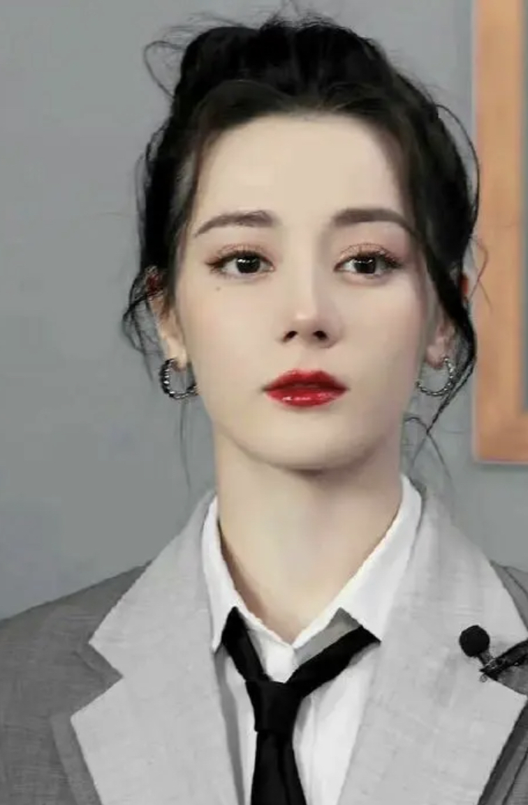 迪丽热巴淡妆照曝光,浓颜的她还合适浓妆,素颜时期的她非常害羞