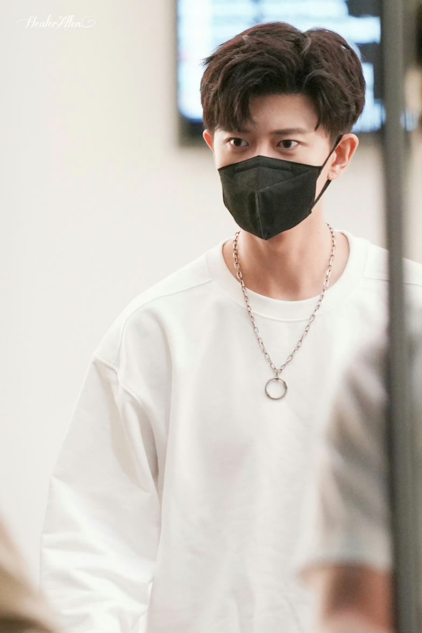 任嘉伦# 2021.09.20那个脖子被蚊子亲了的超超