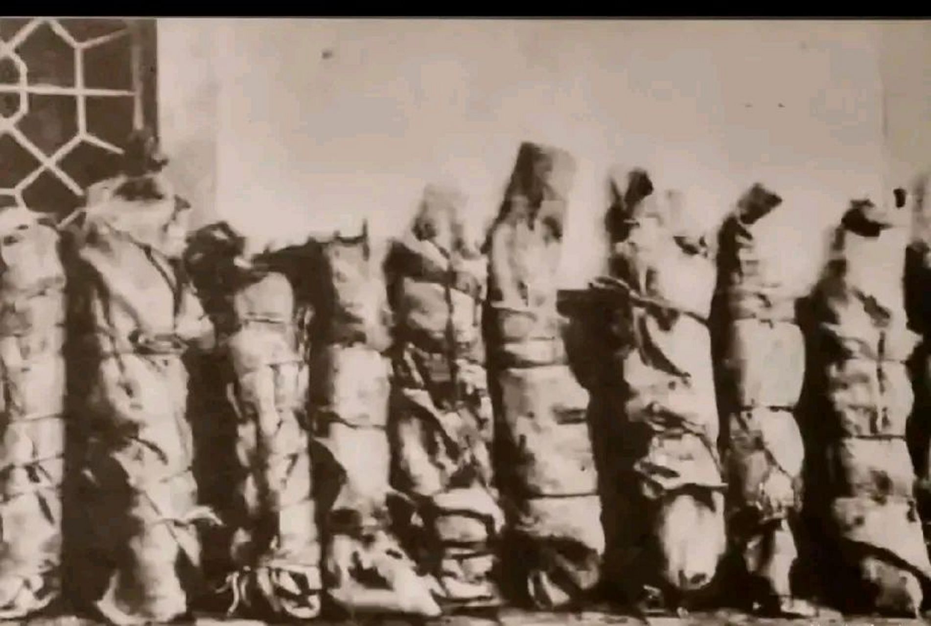 老照片,甘肃高台战役牺牲的红军将士,他们被敌人用牛皮包裹了起来放在