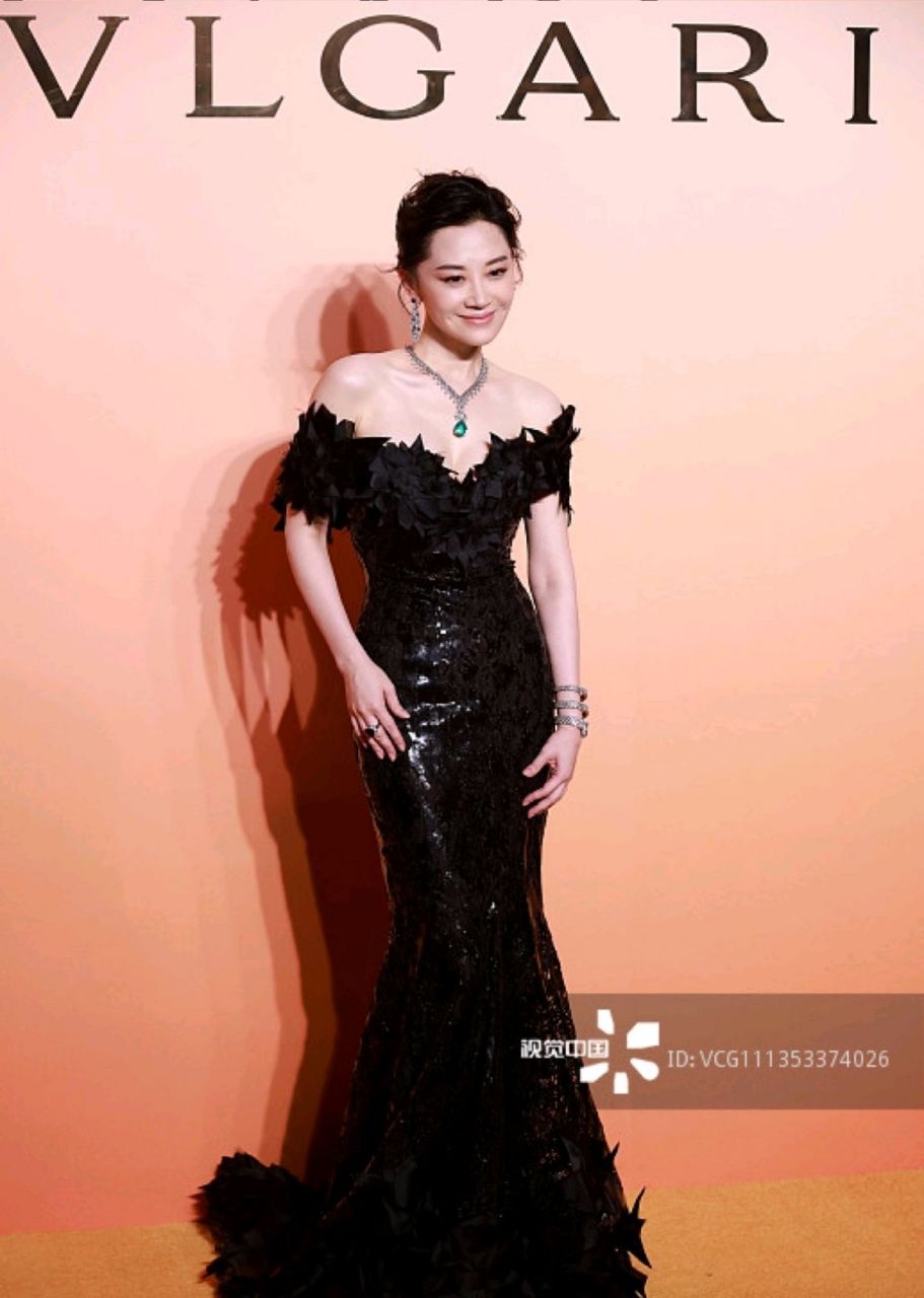 52岁许晴低胸礼服大翡翠,酥胸半漏凹凸有致 #明星生图大赏# 52岁许晴