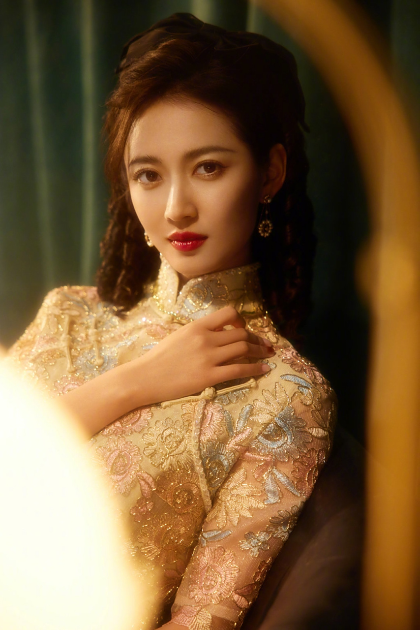 陈钰琪# 一袭刺绣旗袍,复古时尚,风情万种,妩媚多姿,性感迷人