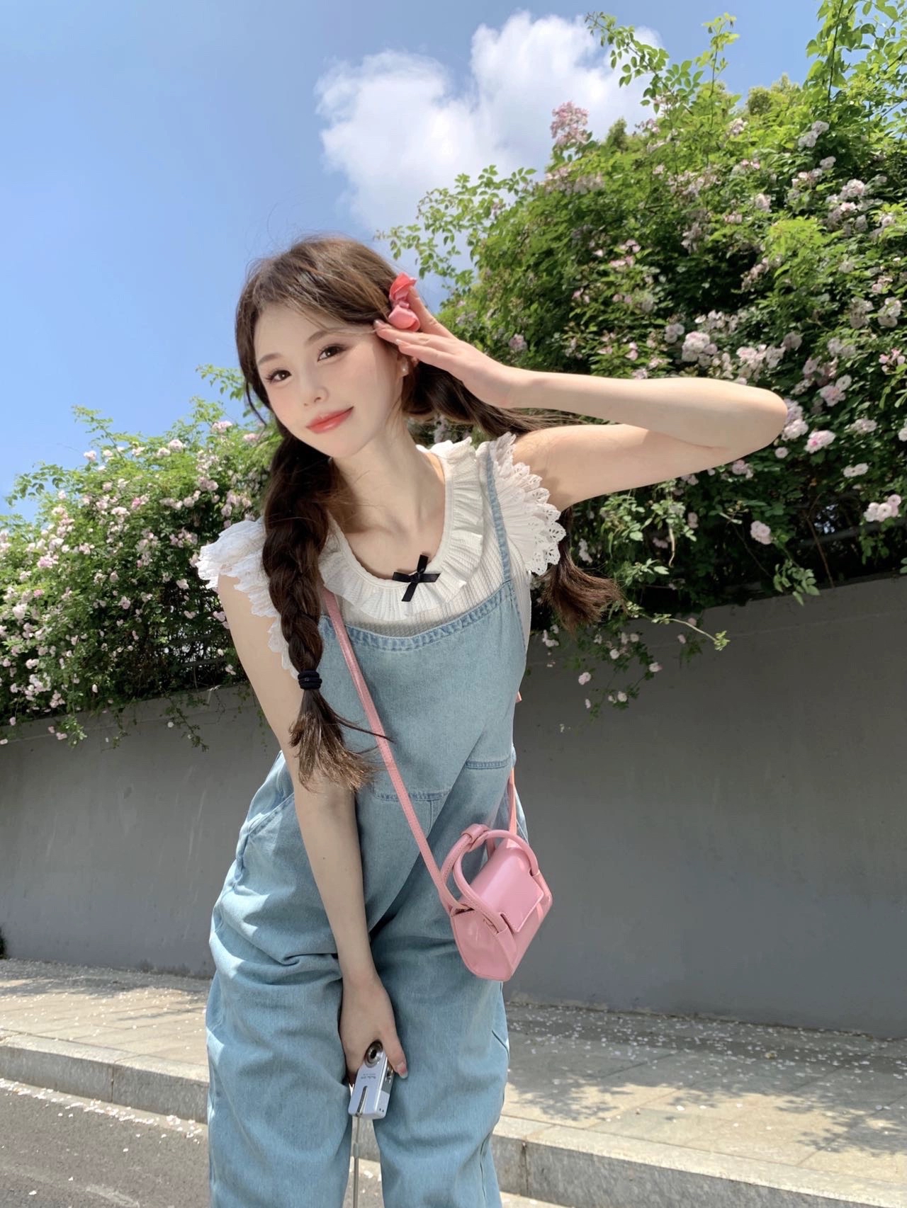 初恋女友风穿搭,设计感十足的上衣搭配花边拼接背带裤,青春靓丽,再配