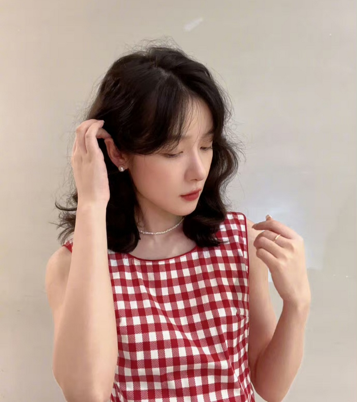 徐娇卷发,徐娇剪个头去看芭比,徐娇的短发卷发也很好看啊,果然长得