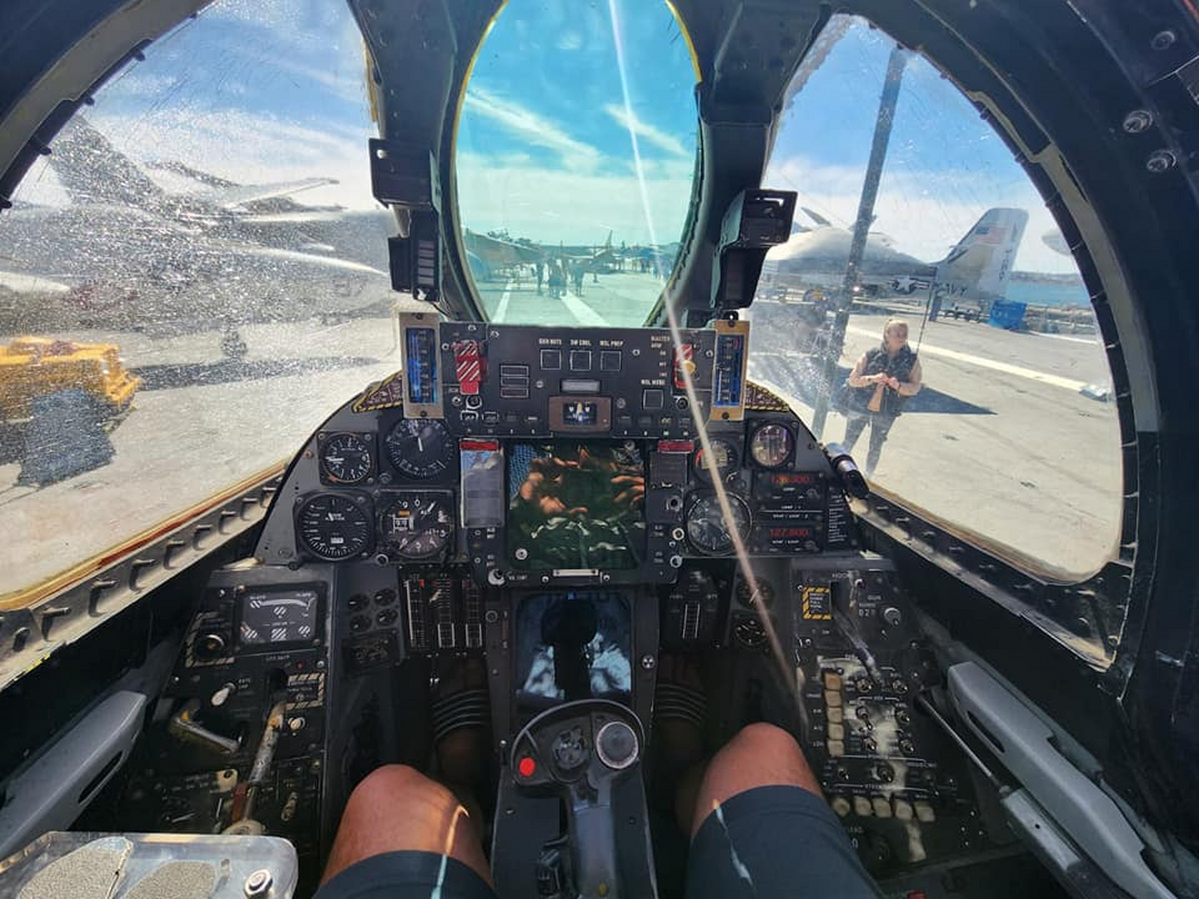 一代经典f14大猫的座舱看过没有,带你们去看一下.