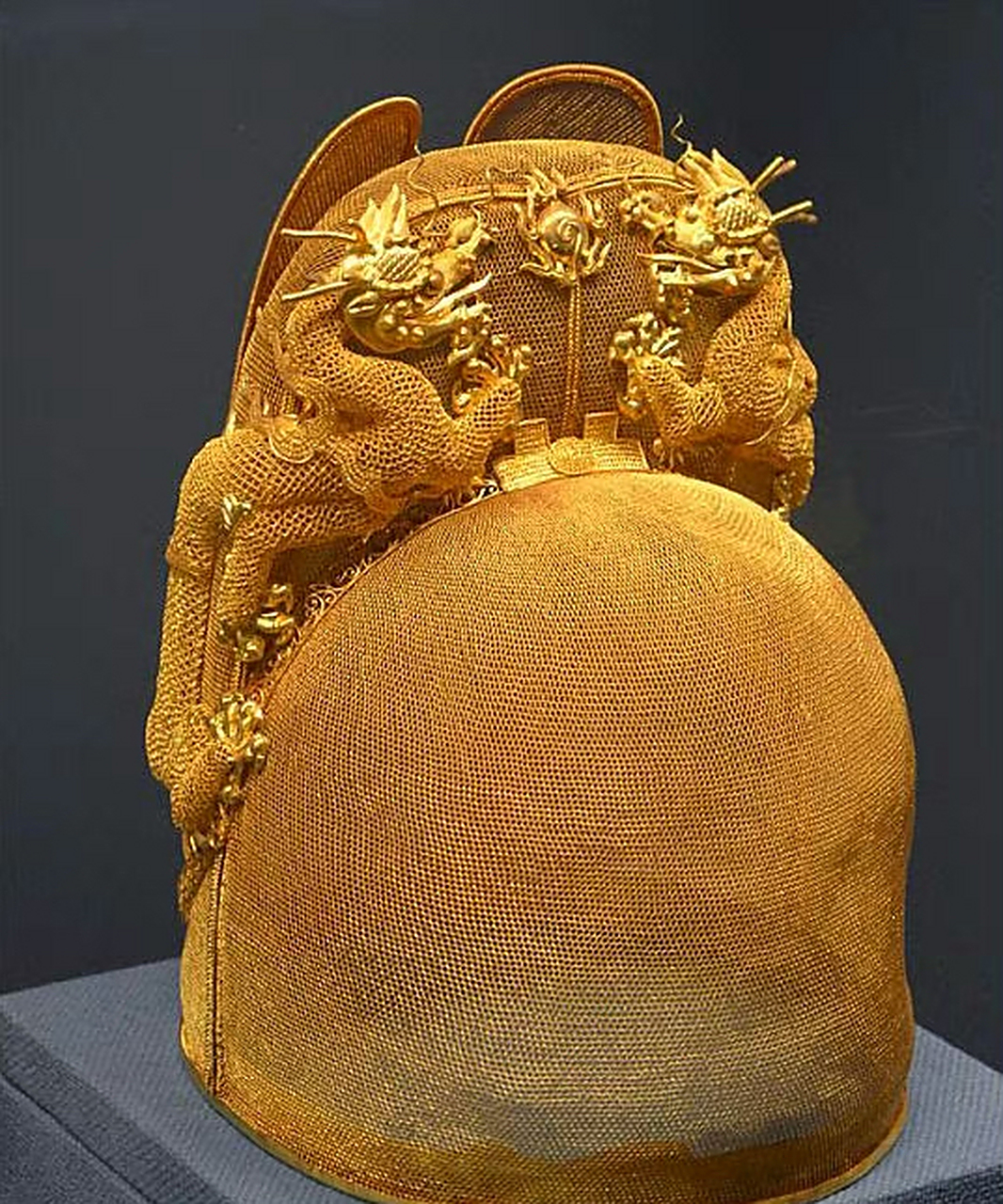 明朝万历皇帝的王冠,名为"金丝翼善冠",这顶皇冠由518根0.