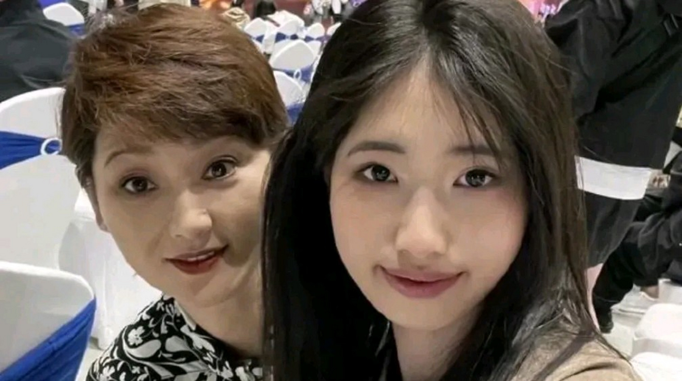 真是女大十八变,感觉徐朵越来越漂亮了,眼睛鼻子嘴都很像徐帆,感觉
