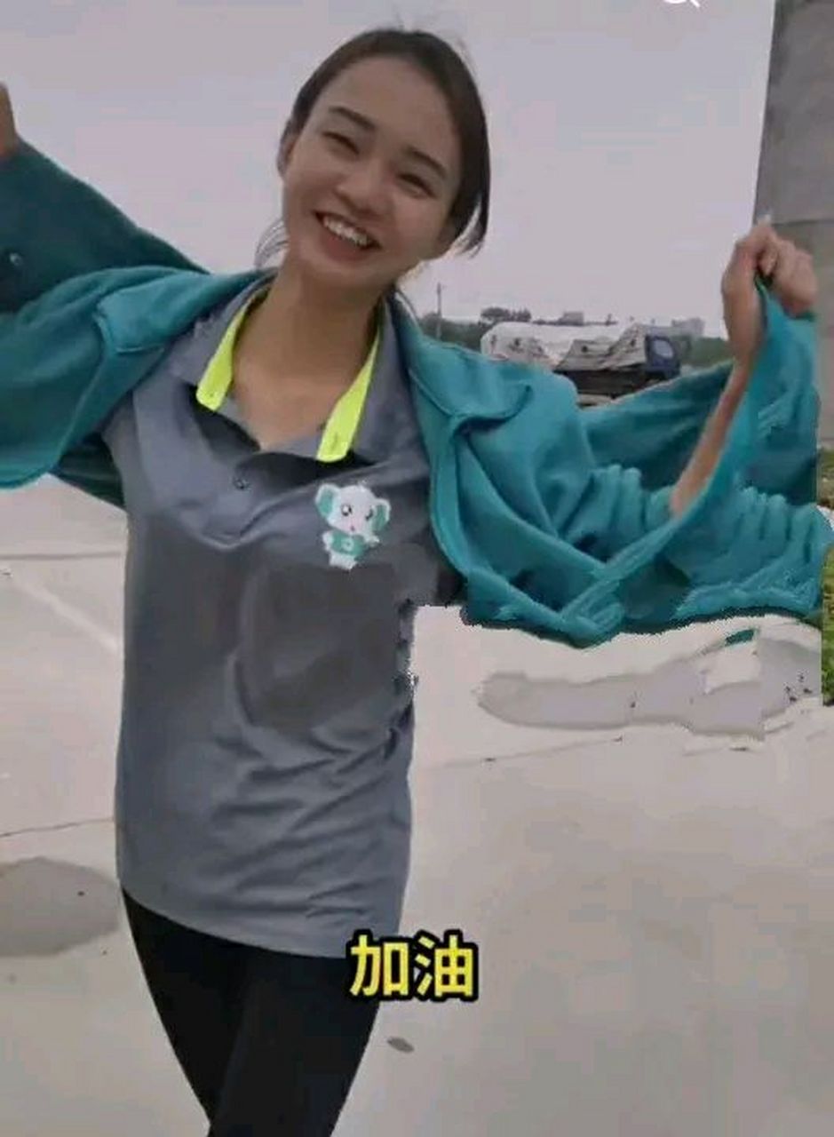 安徽六安一个收废品的小姑娘,她叫冯月月,回乡一年,已经红遍一方.