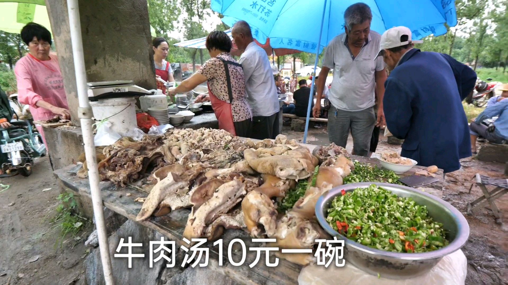 农村赶集,10元一碗的牛肉汤,好多人喝