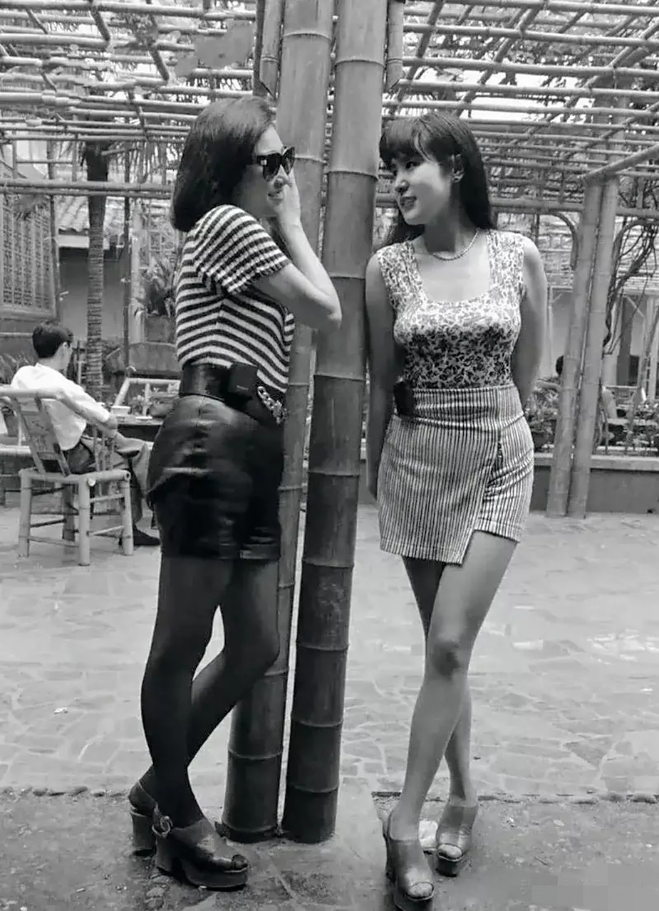 老照片:1997年,成都街头,两个时尚漂亮的女孩正在开心的交谈着.