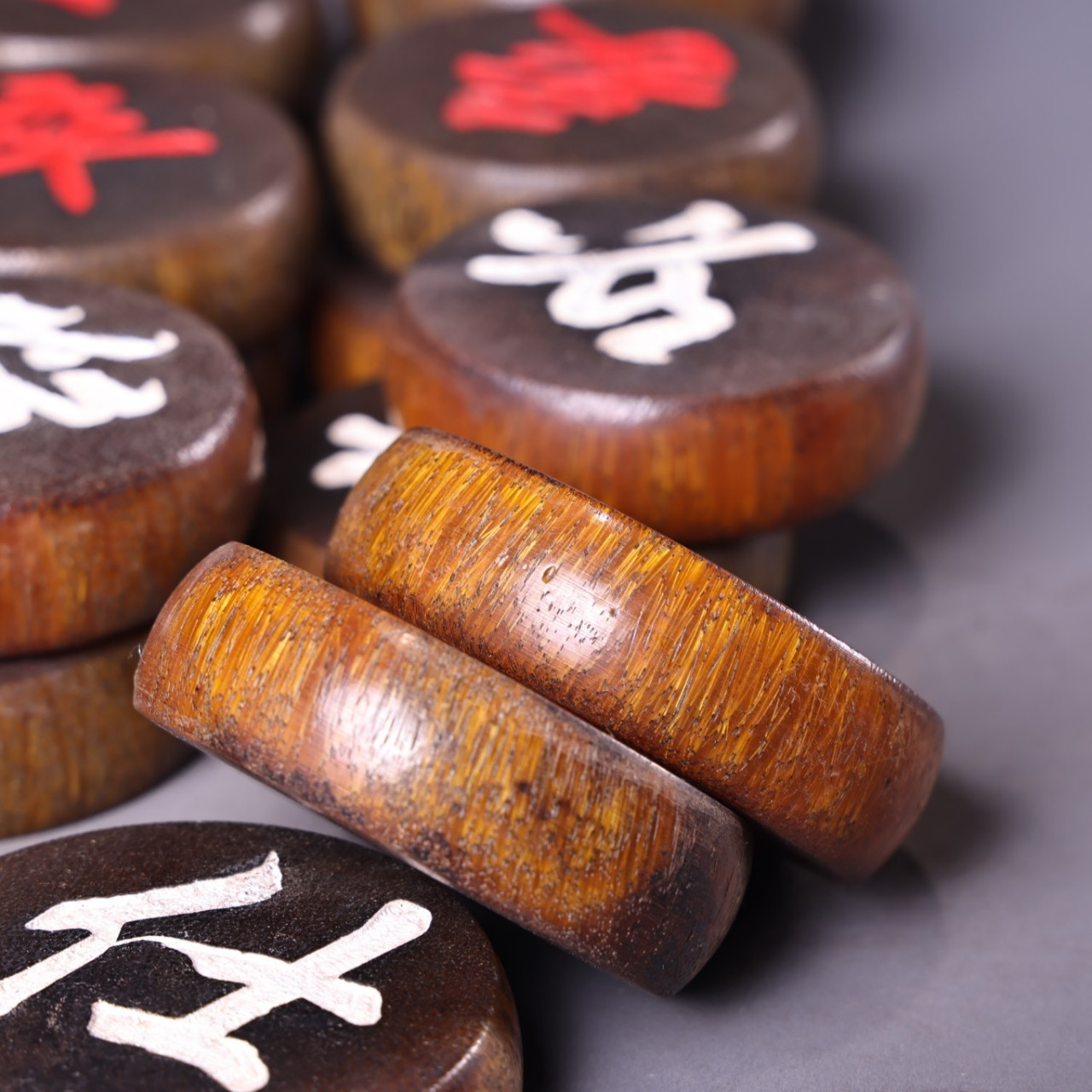 珍品旧藏收罕见犀牛角雕刻象棋一套 一个重50克  厚1.5厘米  直径5.