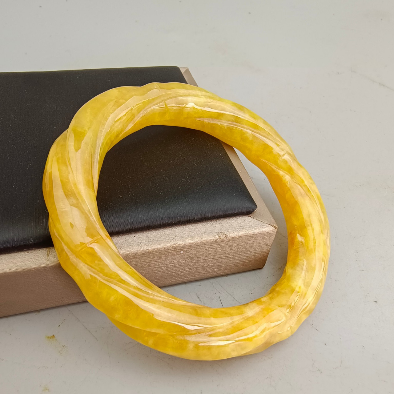 古玉老玉古董收藏的古代缅甸冰种黄翡老翡翠麻花手镯 手工雕刻 包浆