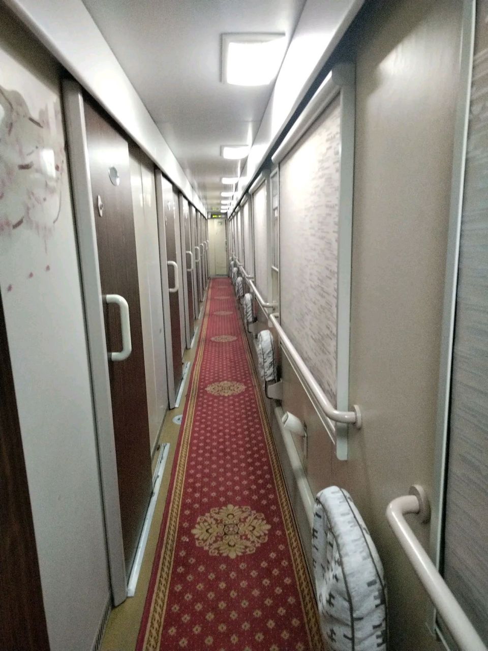 坐西安到上海的z94次icon列车.买的是软卧票,一个包厢四个床铺!