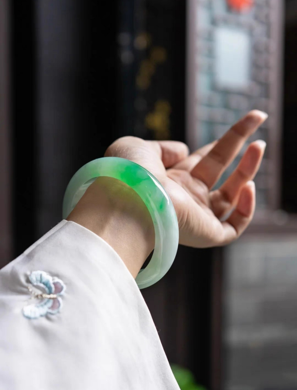 清新秀丽的白底青美镯水润细腻, 饱满清爽,有种雪压青松的意境美够