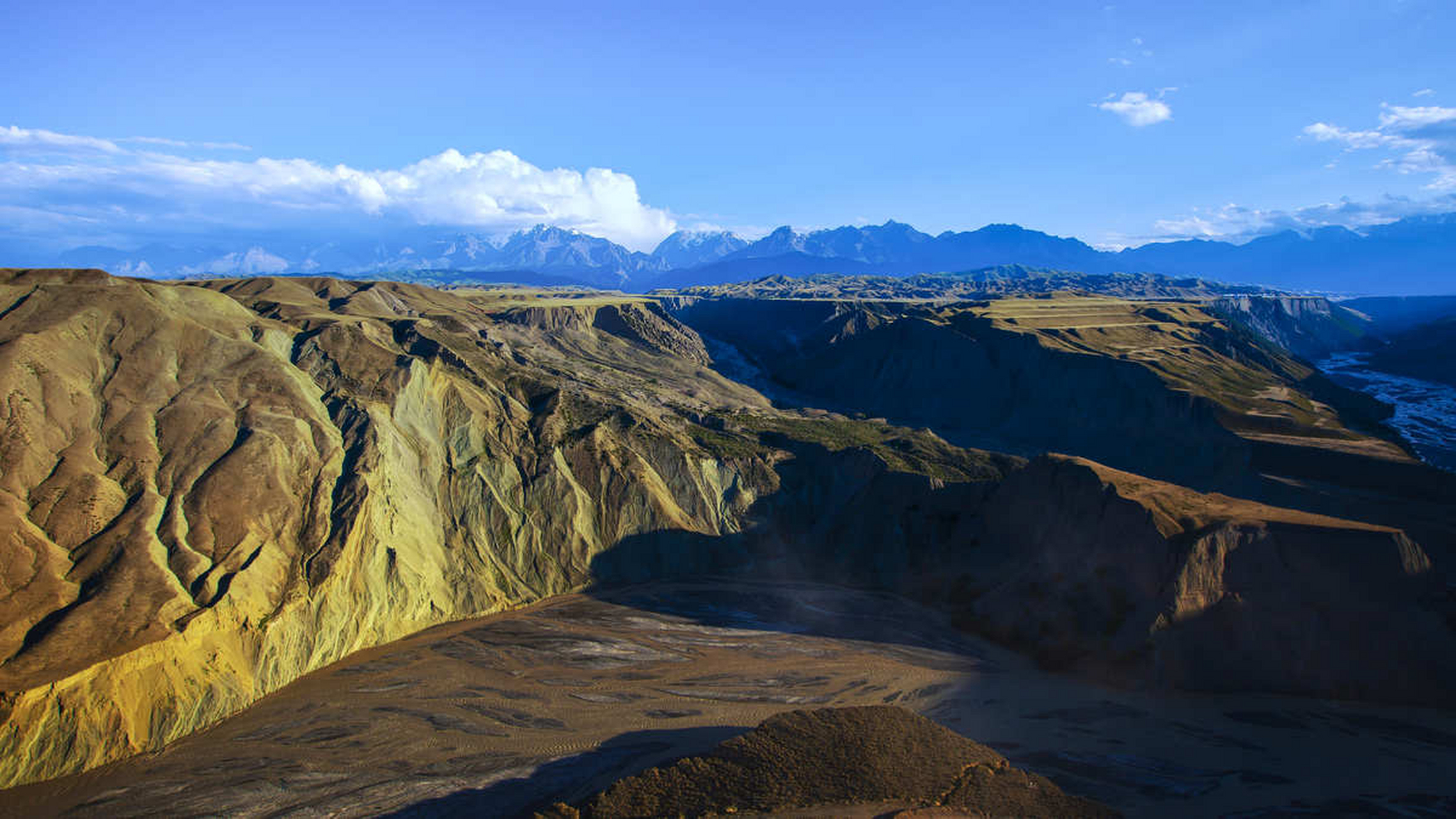 安集海大峡谷的美,让人觉得震撼#旅行# #旅游# #暖冬好物大赏
