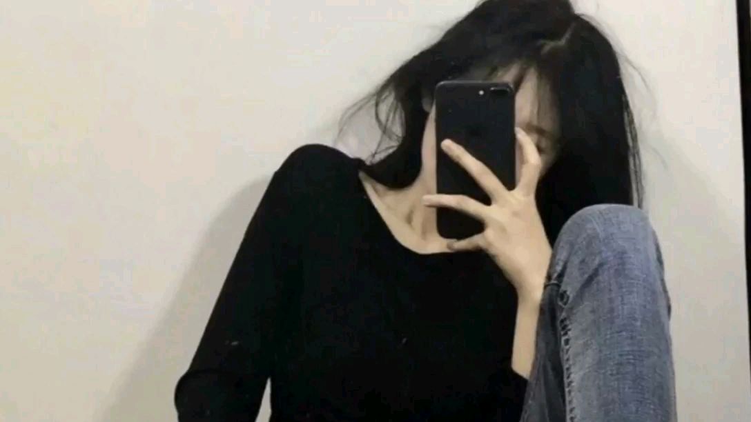 不露正脸的女生头像