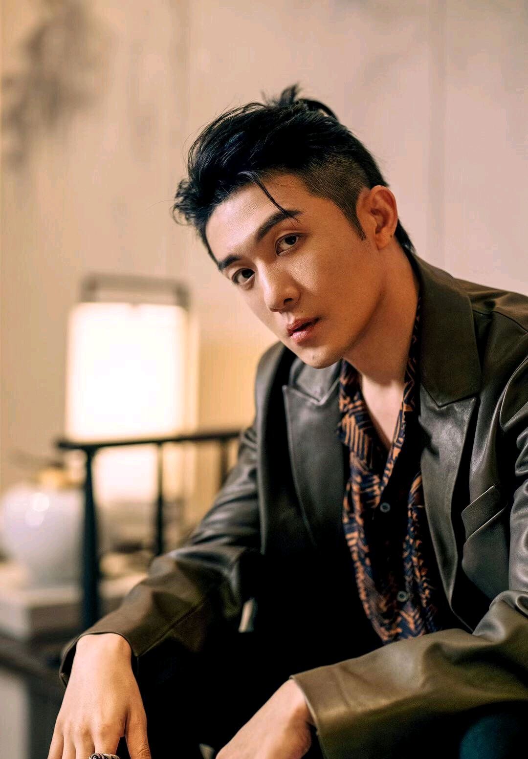 李泽锋身穿复古印花衬衣扎着小马尾,皮衣修身又利落