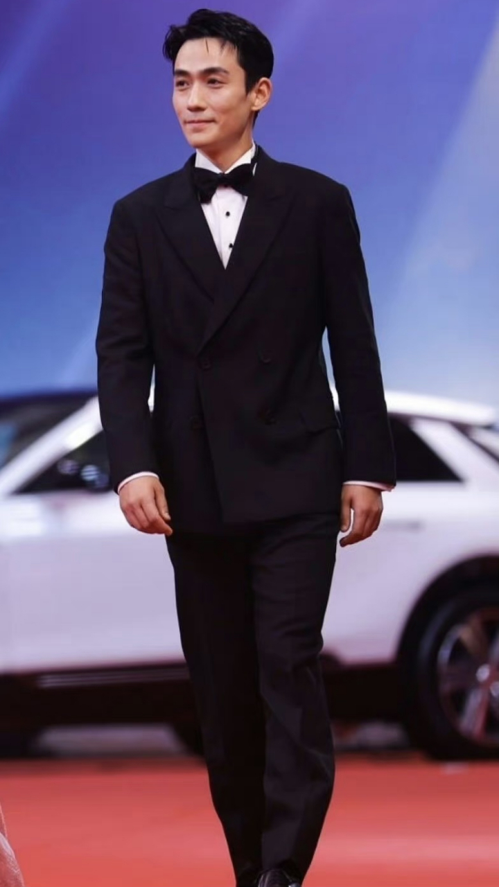 朱一龙无修生图,一个字"帅"!