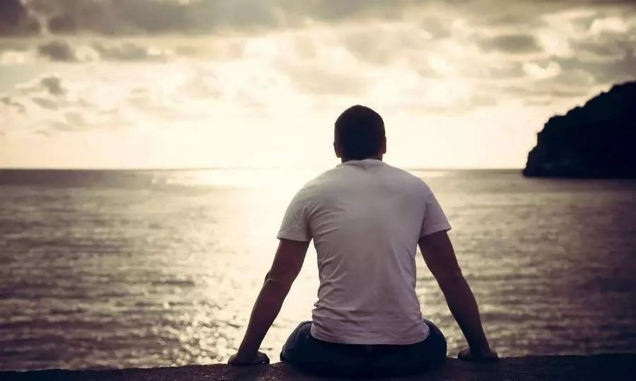 你知道当一个男人最无助,最难过的时候会打电话给谁么?