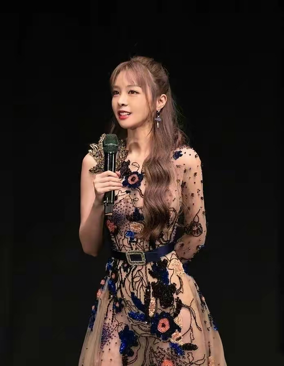 "最性感钢琴家"李元玲穿肤色透视装演奏,秀修长美腿,太美了  近日,一