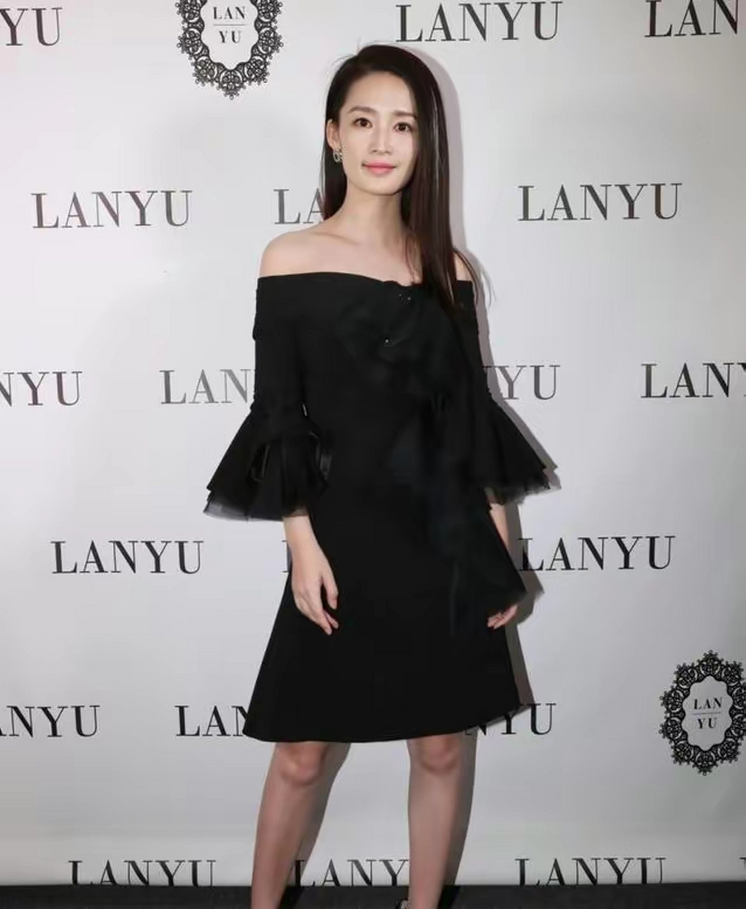 李沁浓妆淡抹的样子,妩媚动人,格外地有女人味儿 说到明星李沁,我们