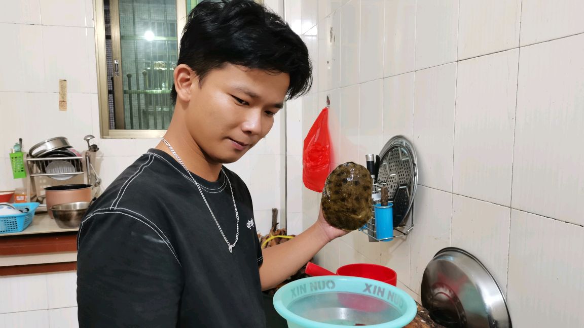 农村小伙把甲鱼拿来煲汤,还往汤里添加这种药材!吃了会流鼻血吗