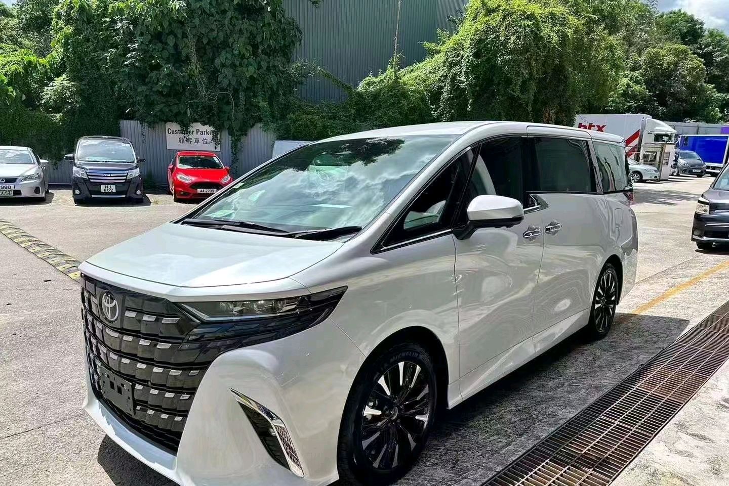 白色埃尔法亮相街头,新款造型更加犀利,丰田mpv标杆"全面升级"