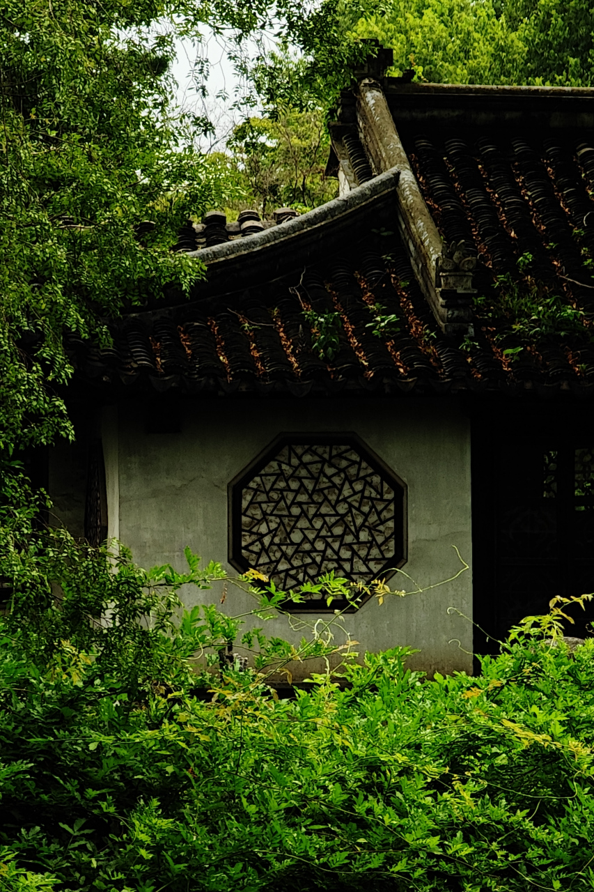 苏州园林之留园 留园位于苏州市姑苏区阊门外,始建于明中叶,初名"东园