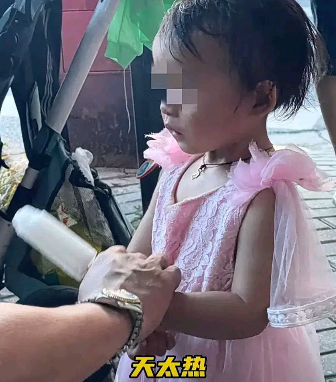 这个小女孩太可怜了,被父母遗弃在海盐沈荡镇!