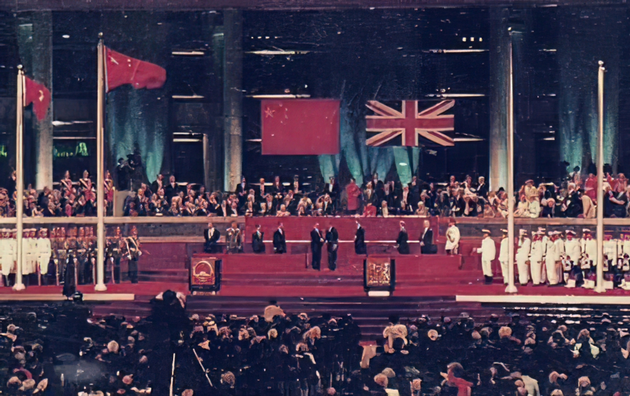 1997年香港回归前夕,英国派出33艘军舰进入中国南海,试图干扰中国政府