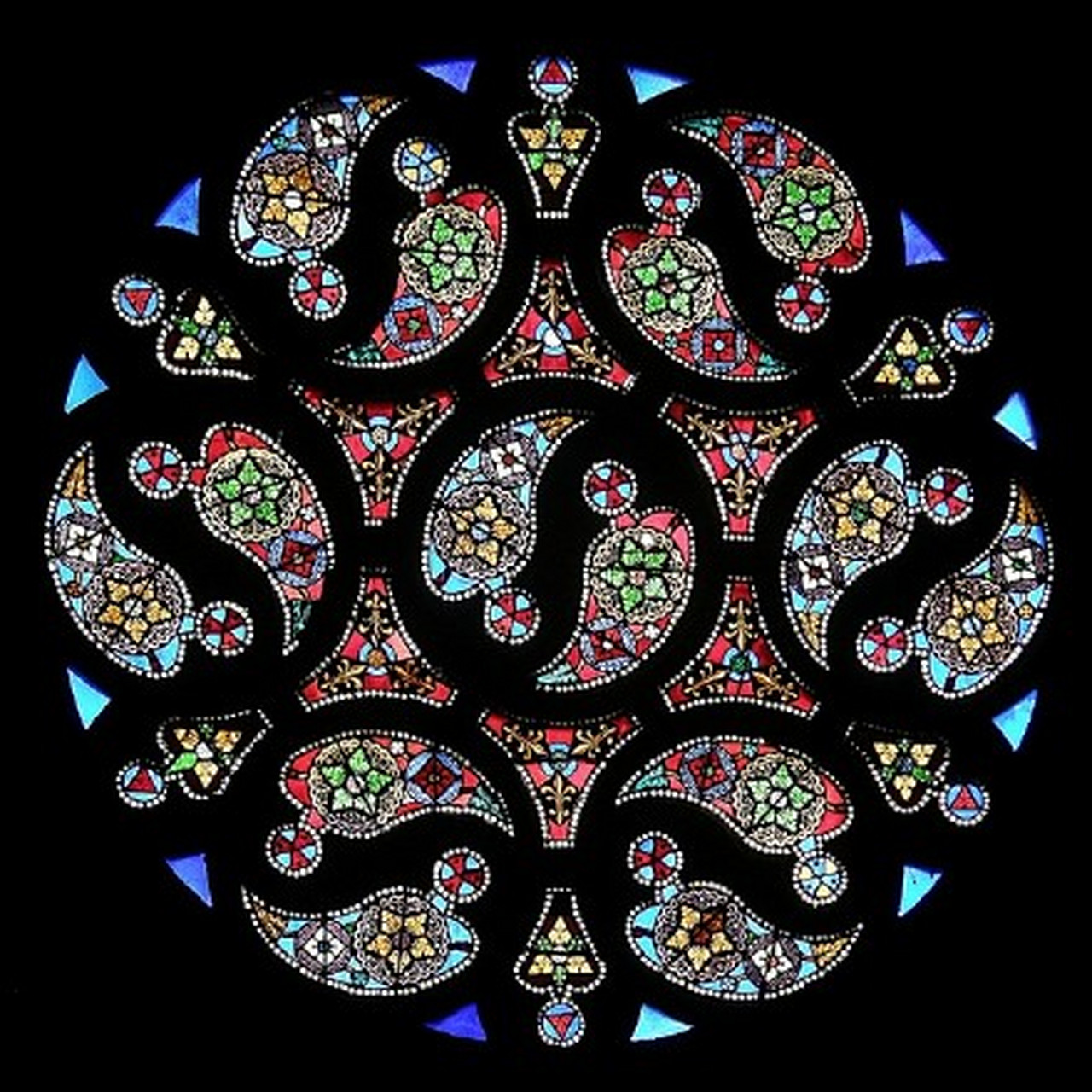 玫瑰窗(the rose window) 也称玫瑰花窗,为哥特式建筑的特色之一,指