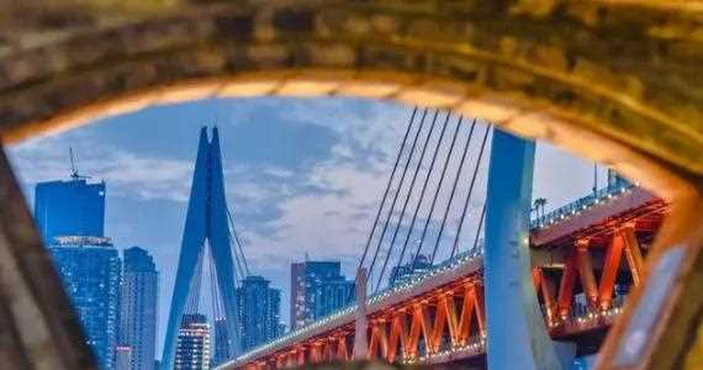 巴渝十二景之一的龙门浩,就位于南岸区的南滨路上,隔间相对渝中区,一